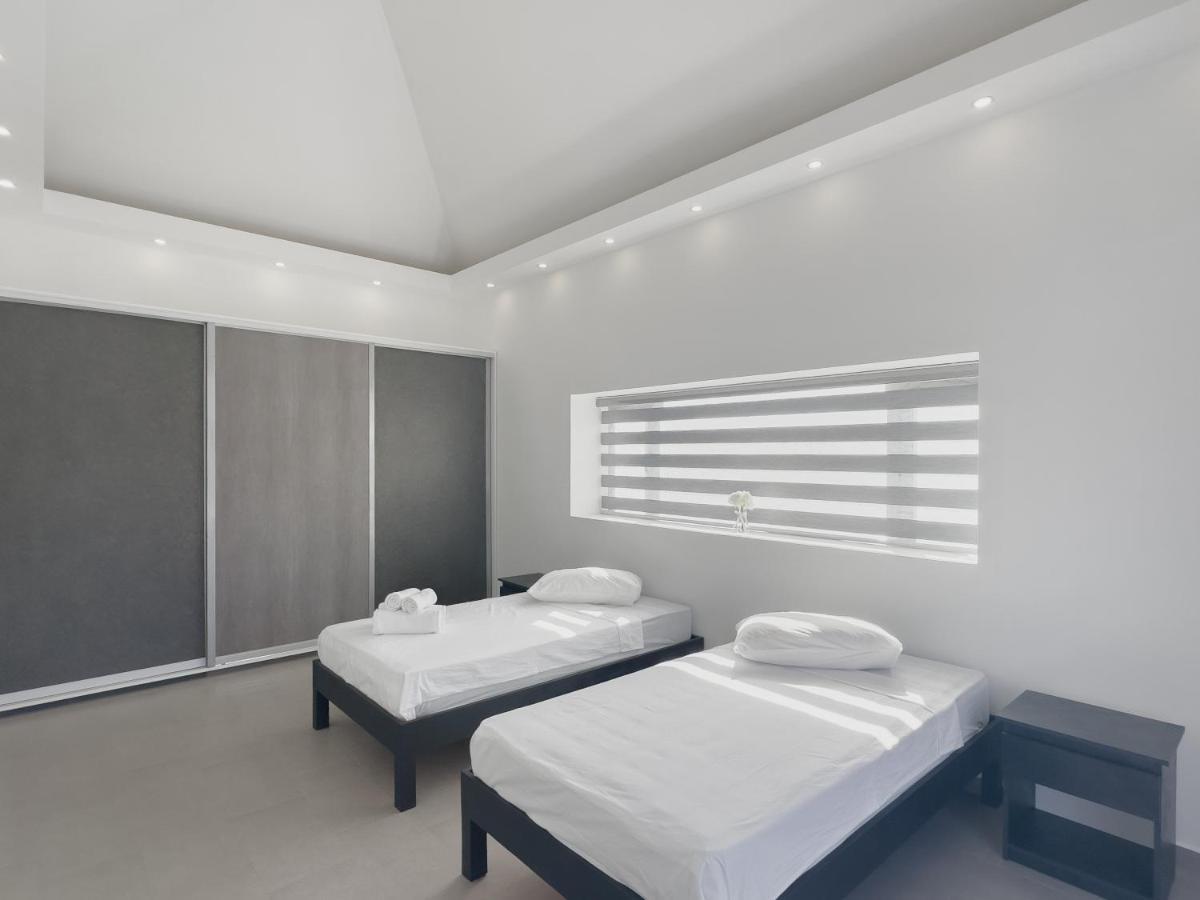 Spacious 4 Bedrooms Villa With Infinity Pool 格兰贝伊 外观 照片